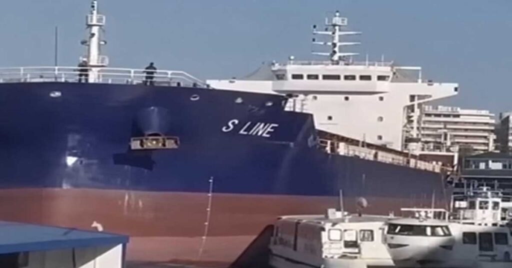 ΒΙΝΤΕΟ: Φορτηγό πλοίο υπέστη βλάβη στο πηδάλιο και παρέσυρε τα πάντα στο διάβα του