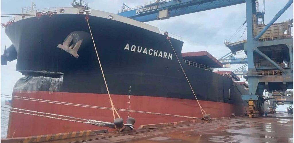 Υπό κράτηση το φορτηγό πλοίο AQUACHARM μετά την πρόσκρουσή του σε προβλήτα – Σοβαρές ζημιές