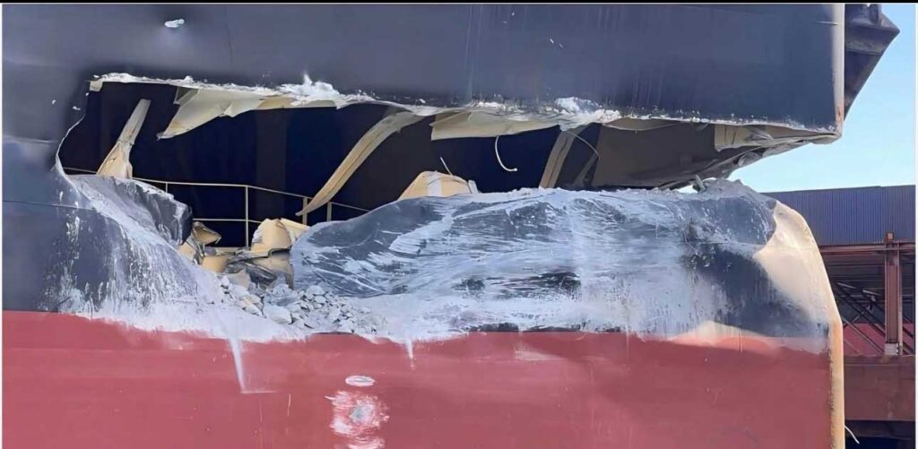 Υπό κράτηση το φορτηγό πλοίο AQUACHARM μετά την πρόσκρουσή του σε προβλήτα – Σοβαρές ζημιές