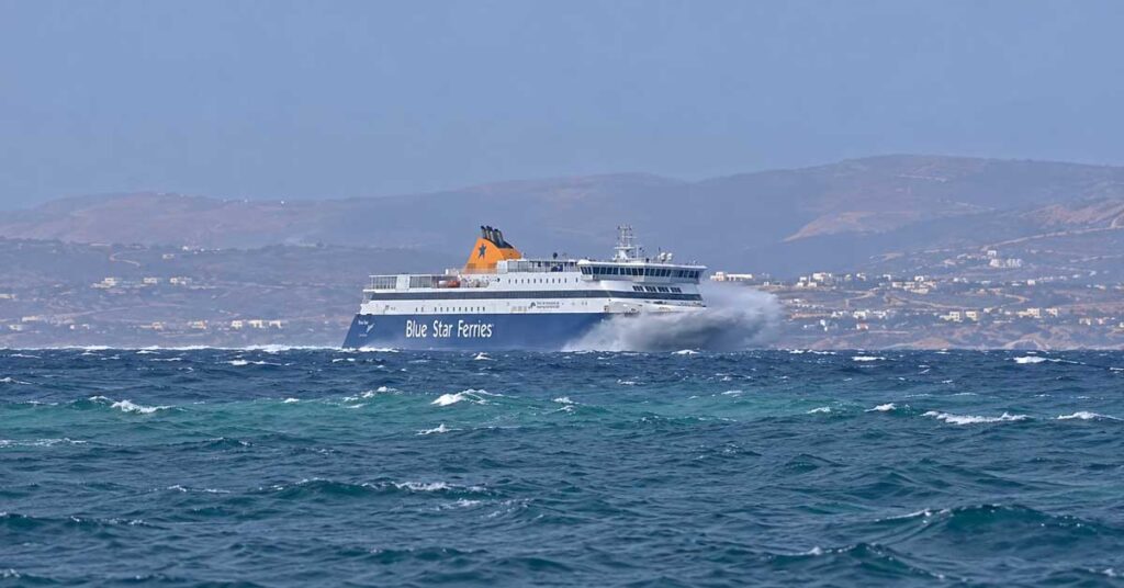 Blue Star Naxos: «Μάχη» με τα κύματα για να δέσει στη Νάξο! – Δείτε βίντεο