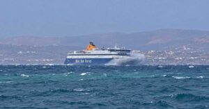 Blue Star Naxos: «Μάχη» με τα κύματα για να δέσει στη Νάξο! – Δείτε βίντεο