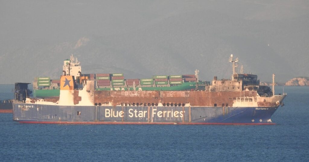 Blue Carrier 2: Οδηγείται ρυμουλκούμενο προς Ελευσίνα – Δείτε το ανοιχτά του Πειραιά (video)