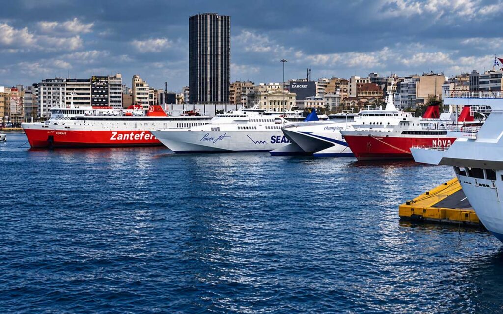 Η κυβέρνηση εξετάζει νέα μέτρα στήριξης για την ακτοπλοΐα για να αποτραπούν αυξήσεις