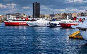 Η κυβέρνηση εξετάζει νέα μέτρα στήριξης για την ακτοπλοΐα για να αποτραπούν αυξήσεις