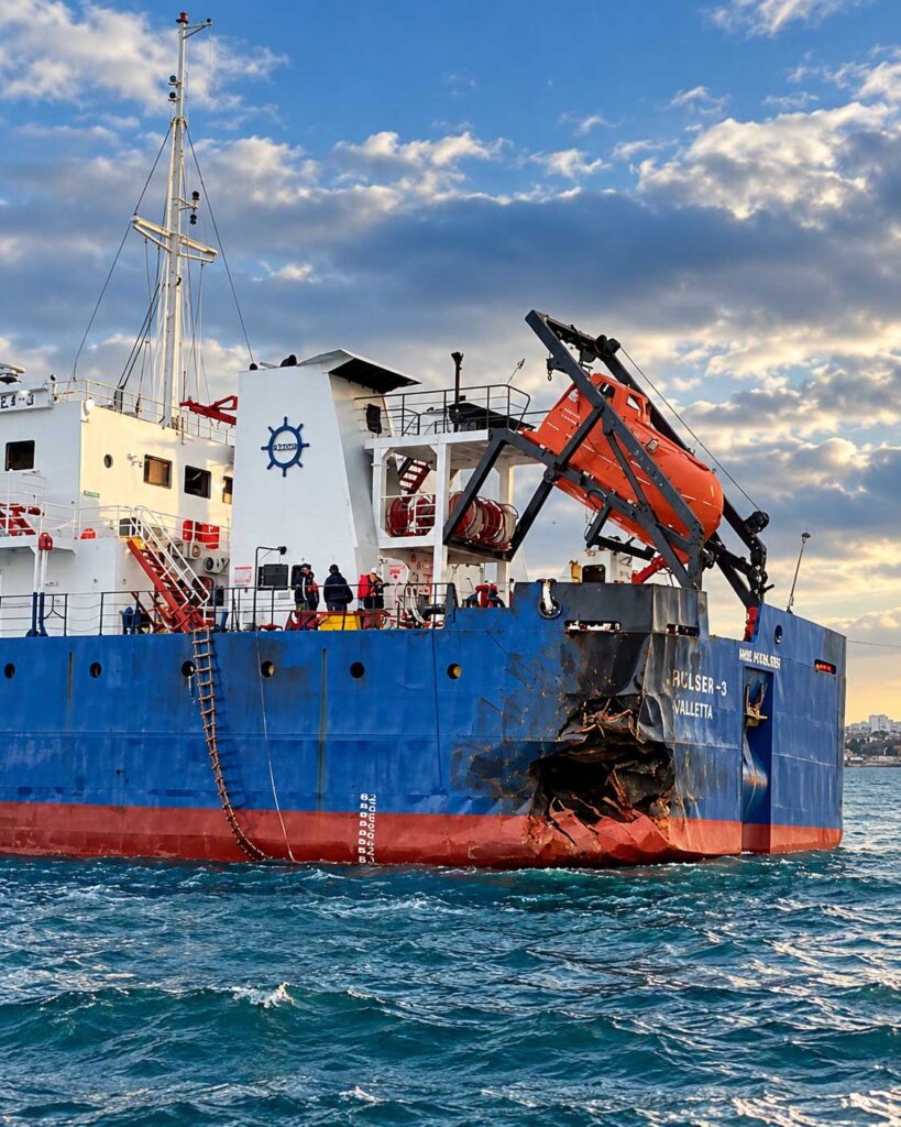 Μυστήριο με τις επιθέσεις σε δύο εμπορικά πλοία στη Μαύρη Θάλασσα με το ένα να βυθίζεται