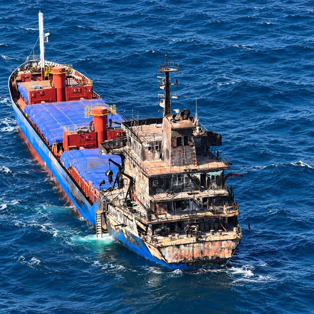 Μυστήριο με τις επιθέσεις σε δύο εμπορικά πλοία στη Μαύρη Θάλασσα με το ένα να βυθίζεται