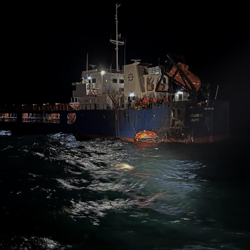 Νέες επιθέσεις σε εμπορικά πλοία στη Μαύρη Θάλασσα – Ένα βυθίστηκε, 11 ναυτικοί αγνοούνται