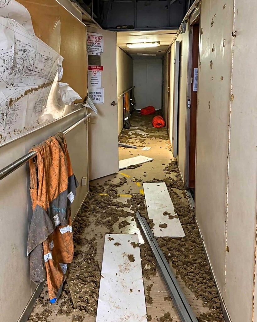 12 τραυματίες από επίθεση σε δεξαμενόπλοιο στο Ορμούζ – Δείτε φωτογραφίες από το εσωτερικό του