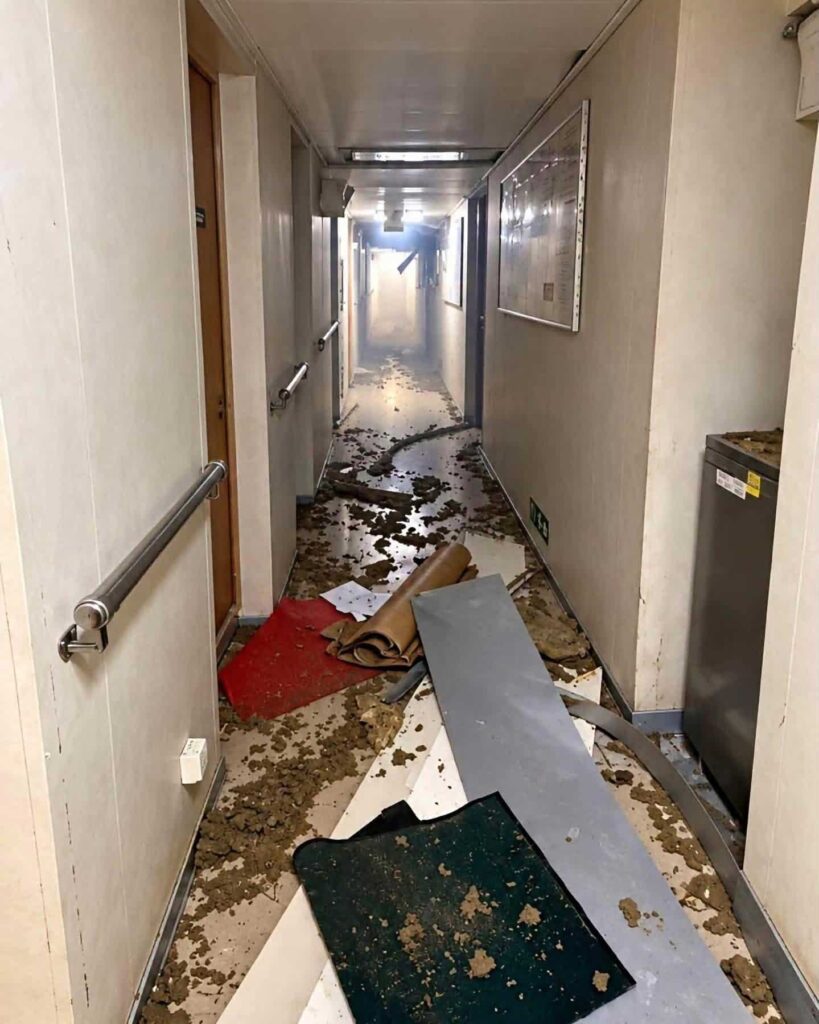 12 τραυματίες από επίθεση σε δεξαμενόπλοιο στο Ορμούζ – Δείτε φωτογραφίες από το εσωτερικό του
