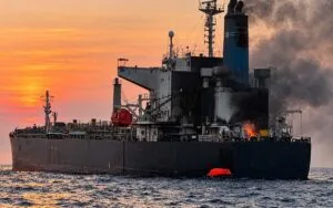 Οι επιθέσεις στο Ορμούζ στοχεύουν πλέον τα μηχανοστάσια των πλοίων