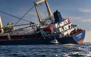 Μυστήριο με τη μεγάλη κλίση φορτηγού πλοίου στον Λίβανο