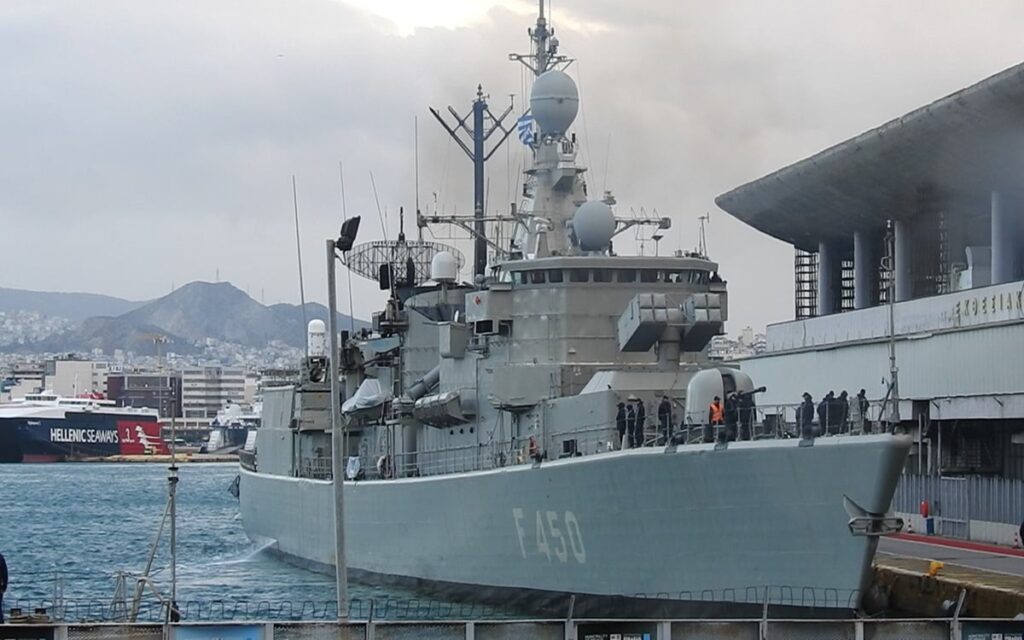Η φρεγάτα «Έλλη» αποχαιρετά τον Πειραιά μετά την 28η Οκτωβρίου (video)