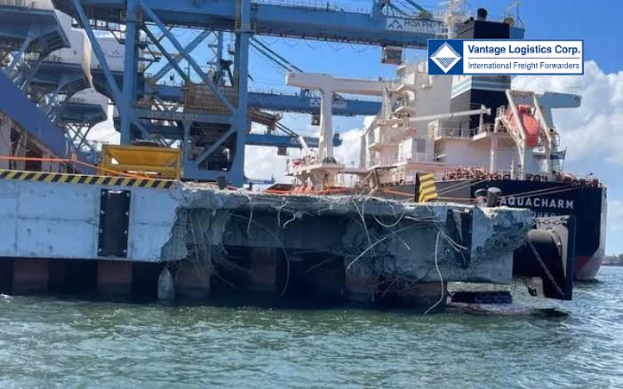 Υπό κράτηση το φορτηγό πλοίο AQUACHARM μετά την πρόσκρουσή του σε προβλήτα – Σοβαρές ζημιές