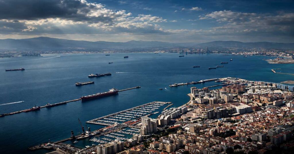 Μπήκαν σε πλοίο μεταφοράς κοντέινερ ντυμένοι λιμενεργάτες για να παραλάβουν 50 κιλά κοκαΐνης