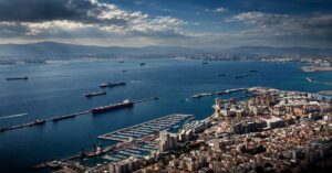 Μπήκαν σε πλοίο μεταφοράς κοντέινερ ντυμένοι λιμενεργάτες για να παραλάβουν 50 κιλά κοκαΐνης