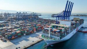 Λιγότερα κοντέινερ αλλά μεγαλύτερα κέρδη στον Πειραιά – Τι δείχνουν τα νέα οικονομικά στοιχεία