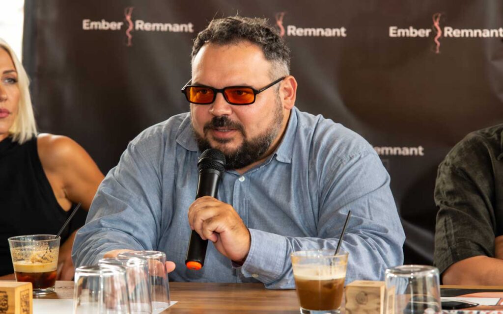 Από την ΑΕΝ Πλοιάρχων στο θέατρο: Ο Μάνος Κουκουβιός κερδίζει τις εντυπώσεις με την παράσταση «Ο Παρουσιαστής»