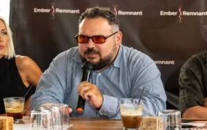 Από την ΑΕΝ Πλοιάρχων στο θέατρο: Ο Μάνος Κουκουβιός κερδίζει τις εντυπώσεις με την παράσταση «Ο Παρουσιαστής»