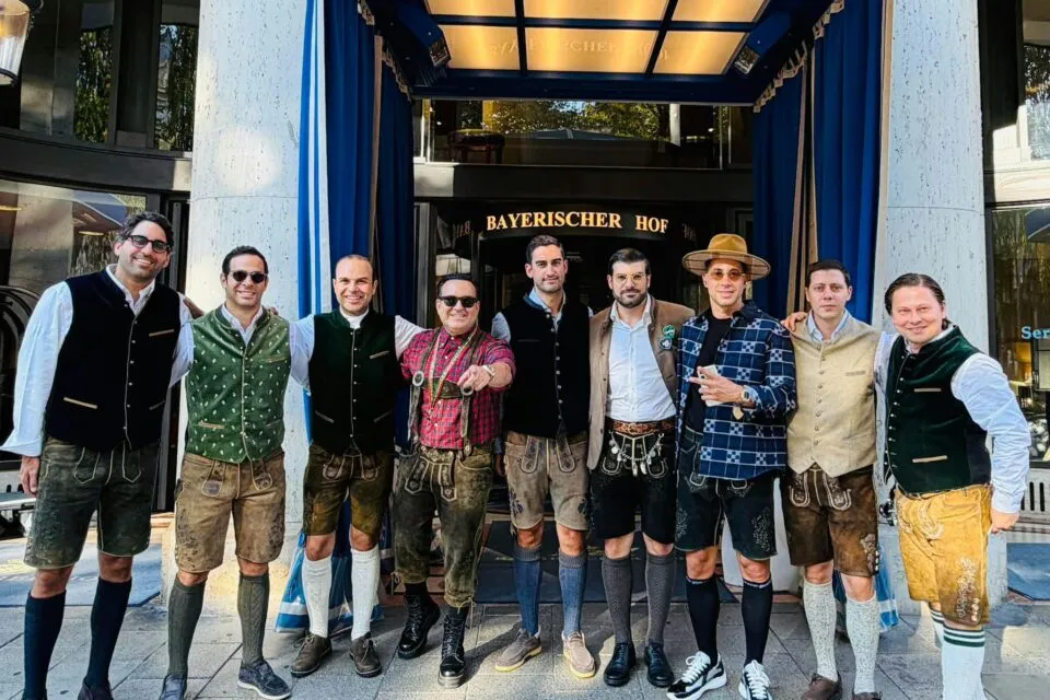 Η νέα γενιά των Ελλήνων εφοπλιστών στο Oktoberfest – Η παρέα που ξεκίνησε από το Cass (φωτογραφία)
