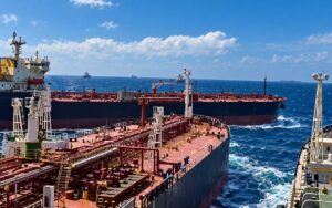Βίντεο που κόβει την ανάσα: Δεξαμενόπλοιο πέρασε ξυστά από δύο πλοία κατά τη διάρκεια STS