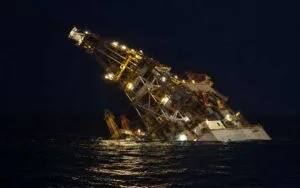 Βυθίστηκε εξέδρα πετρελαίου με 115 εργαζομένους – Ένας νεκρός και τέσσερις αγνοούμενοι