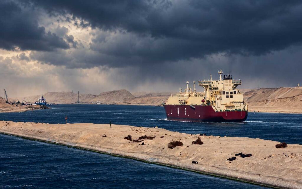 Φορτωμένο πλοίο LNG από το Κατάρ επιχειρεί ασυνήθιστη διέλευση από την Ερυθρά Θάλασσα