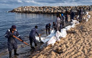 Πετρελαιοκηλίδα από δεξαμενόπλοιο έφτασε στις ακτές των ΗΑΕ – Έκλεισαν παραλίες