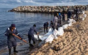 Πετρελαιοκηλίδα από δεξαμενόπλοιο έφτασε στις ακτές των ΗΑΕ – Έκλεισαν παραλίες