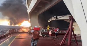 Συγκλονιστικές εικόνες από φλεγόμενο σούπερ-τάνκερ στα Στενά του Ορμούζ