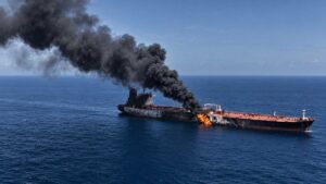 Ορμούζ: Ο χειρότερος μήνας για τα εμπορικά πλοία – Περισσότερα από 30 VLCC έχουν υποστεί ζημιές